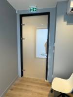 Porte recouverte d'un film à opacité contrôlée en mode opaque dans le 66