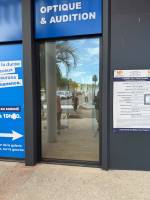 Photo de la devanture avec film connecté transparent sur porte à Perpignan