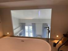 Pose d'un film à opacité contrôlée dans une salle de bain à Paris