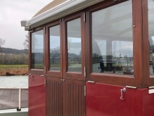 Fenêtre d'une péniche à Valence avec films de protection solaire pour rejeter la chaleur