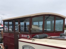 Effet légèrement chromé des fenêtres d'une péniche dans la Drôme après pose de film solaire