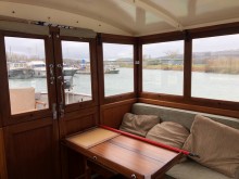 Films solaires pour rejeter la chaleur et conserver la luminosité : illustration sur une péniche à Valence