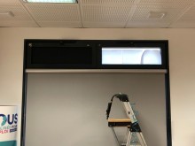 Montage des films occultants sur petites fenêtres dans des bureaux à Nyons