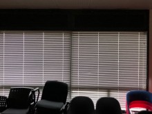 Quelle alternative aux stores pour éviter les reflets provoqués par la luminosité dans les bureaux d'un service public près de Valence, dans la Drôme