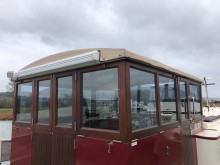 Illustration de films solaires pour vitrages adaptés aux fenêtres d'une péniche amaréee sur les quais du Rhône rejetant 59 % de la chaleur