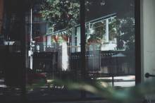 Se protéger chez soi des vis-à-vis : Traitement des fenêtres d’un appartement dans l’Ouest Lyonnais avec film à occultation variable
